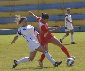 Time feminino do comercial vence classico contra o operário