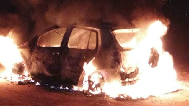 Dono de restaurante que foi roubado tem carro incendiado na madrugada 