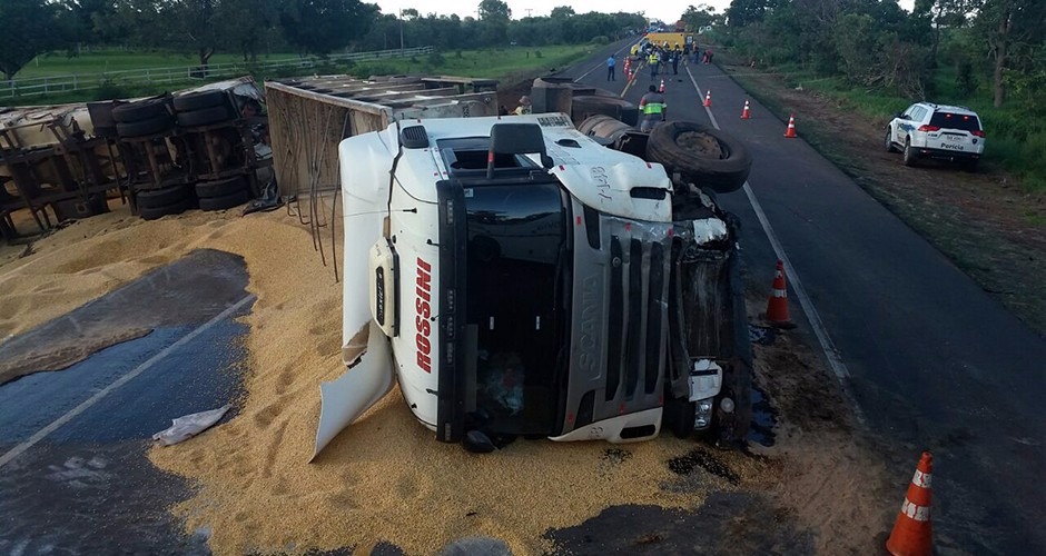 Colisão em carreta mata condutora na BR-163