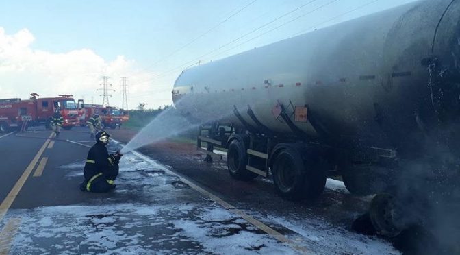 Com a rápida atuação do Corpo de Bombeiros Militares evita explosão de carreta de GLP Com a rápida atuação do Corpo de Bombeiros Militares evita explosão de carreta de GLP