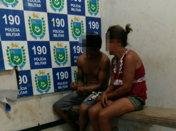 Ao tentar salvar filho de suicídio, mãe é jogada na frente de carros Ao tentar salvar filho de suicídio, mãe é jogada na frente de carros