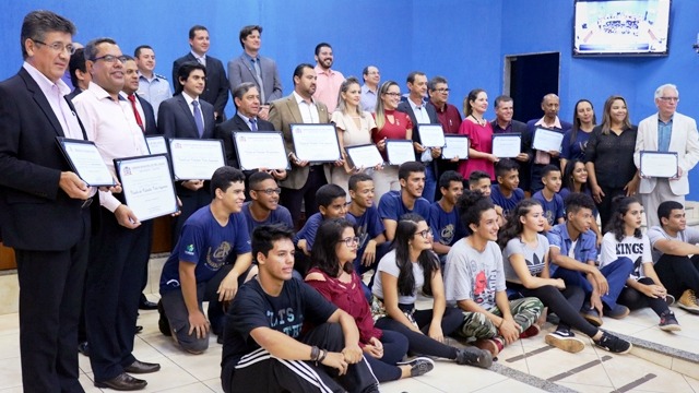 Sessão solene homenageia vice-prefeito e outras personalidades do município