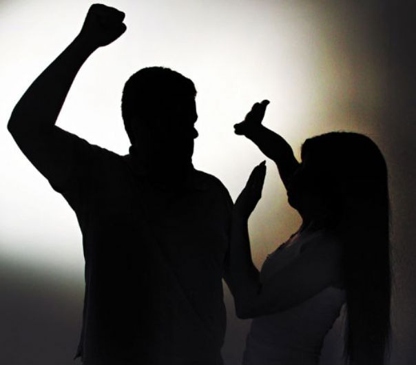Aceitou carona de amigo e foi agredida a socos pelo marido enciumado Aceitou carona de amigo e foi agredida a socos pelo marido enciumado