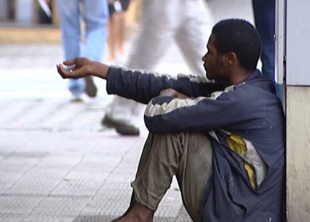 Dona de restaurante chama a polícia para retirar pedintes da porta do estabelecimento
