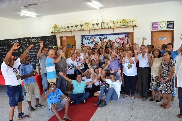 Idosos do Tia Nega são recebidos com tapete vermelho e festa