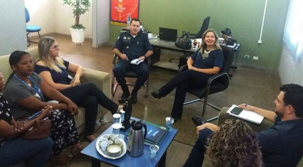 Comandante da PM recebe profissionais de assistência social para discutir problema da população em situação de rua Comandante da PM recebe profissionais de assistência social para discutir problema da população em situação de rua