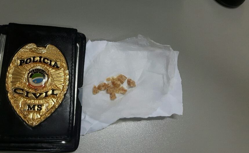 Para despistar, adolescente escondia pedras de crack em pote de tempero Para despistar, adolescente escondia pedras de crack em pote de tempero