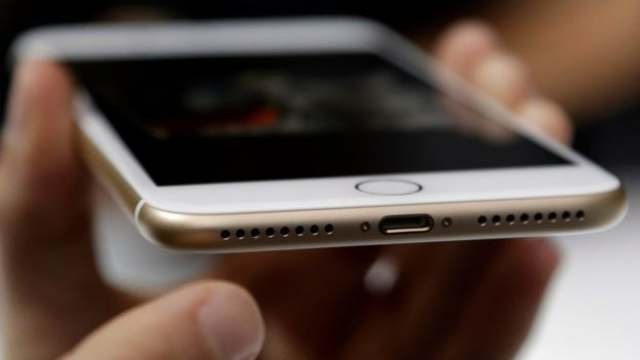 Motociclista é agredido e tem iPhone roubado ao parar e oferecer carona