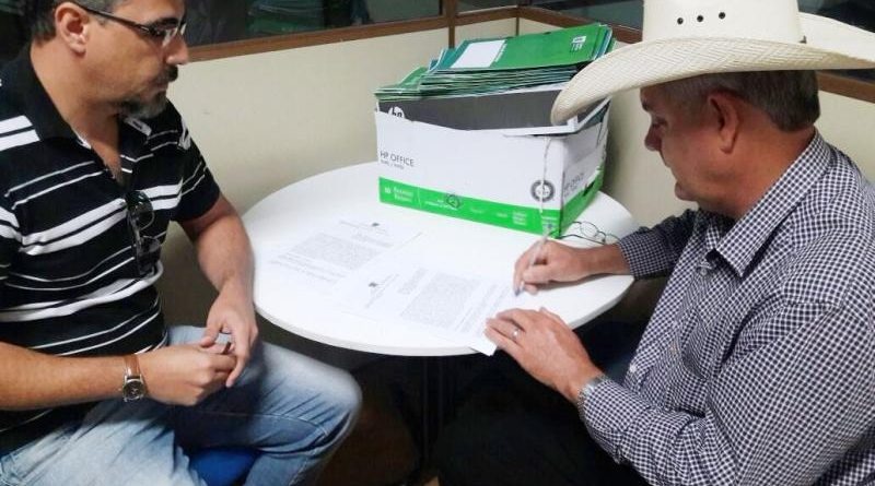 Prefeito assina convênio na Educação e se reúne com técnicos da Agesul Prefeito assina convênio na Educação e se reúne com técnicos da Agesul