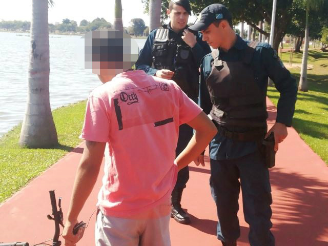 Jovem que tentava pular alambrado da PRF disse que estava praticando exercícios 
