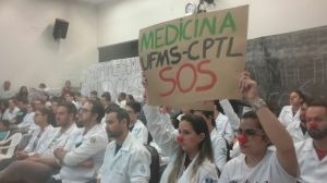 Alunos de medicina comemoram acordo que garante estágio entre UFMS e Auxiliadora