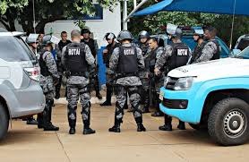 Gaeco e PM prendem três integrantes do PCC com armas e drogas