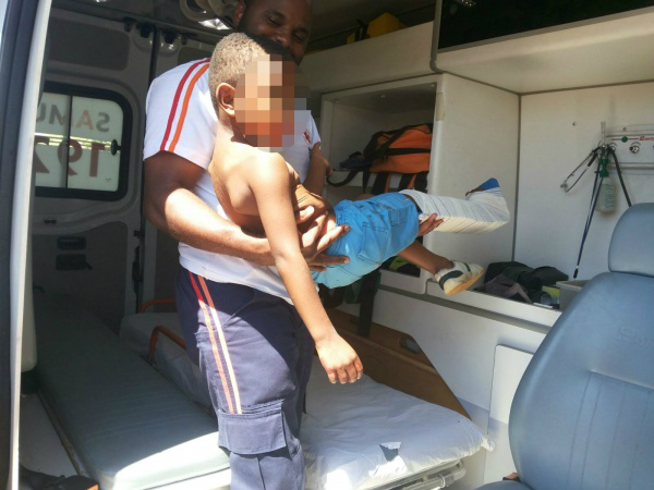 SAMU resgata criança que sofreu acidente com a mãe SAMU resgata criança que sofreu acidente com a mãe
