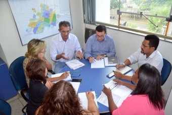 Prefeitura e SINTED se reúnem e confirmam reajuste salarial aos professores da Rede Municipal de Ensino Prefeitura e SINTED se reúnem e confirmam reajuste salarial aos professores da Rede Municipal de Ensino