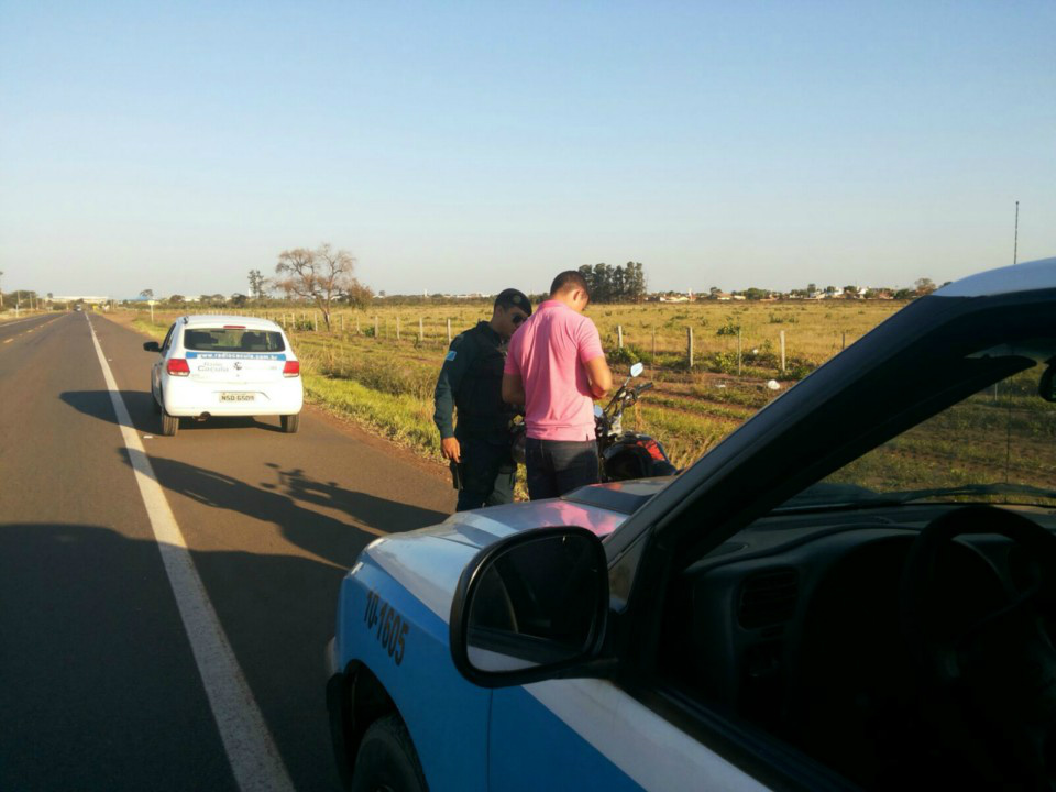 Jovem sem CNH é flagrado pilotando moto no anel viário Samir Thomé