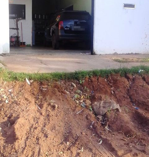 Após patrolamento de rua, moradores fazem “ponte” para guardar carros em garagem Após patrolamento de rua, moradores fazem “ponte” para guardar carros em garagem