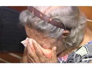 Idosa de 70 anos é dopada na saída de banco e tem R$ 5 mil roubados Idosa de 70 anos é dopada na saída de banco e tem R$ 5 mil roubados
