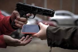 Após rastrear celular, jovem é preso por roubo a loja de pet shop Após rastrear celular, jovem é preso por roubo a loja de pet shop