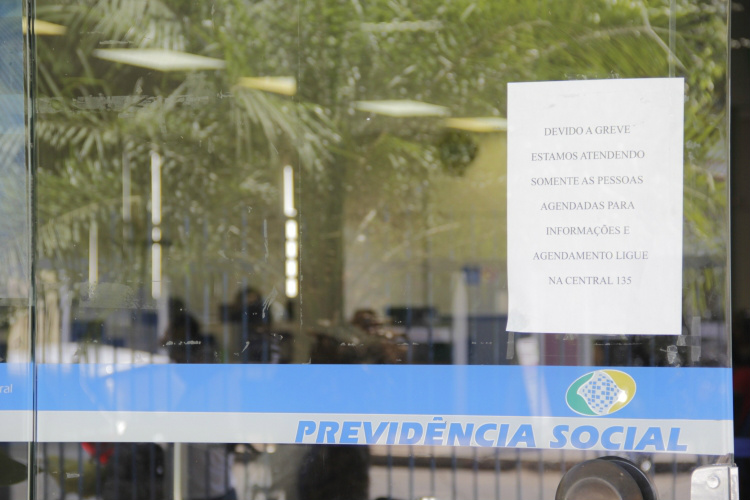 Peritos do INSS de Três Lagoas entram em greve