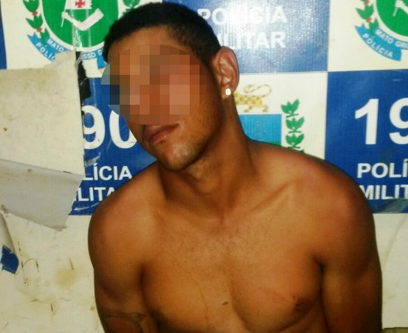 Cliente “surta” e além de dar soco em balcão, vira a mesa de sinuca do bar 