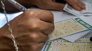 Mega-Sena acumula e pode pagar até R$ 56 milhões na terça-feira