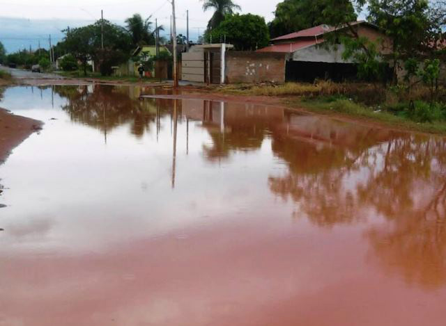 Após chuva, moradores ficam “ilhados” em bairro de Três Lagoas 