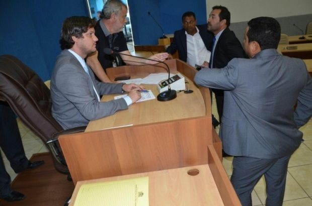 Câmara abre trabalhos legislativos com devolução de R$ 1,4 milhão à prefeitura Câmara abre trabalhos legislativos com devolução de R$ 1,4 milhão à prefeitura