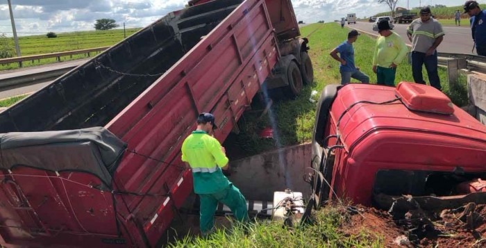 Carreta invade canteiro central e bate em túnel na Rondon de Castilho