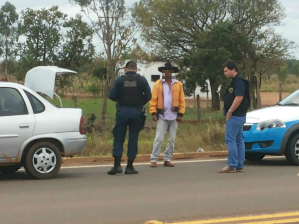 Perito Criminal flagra motorista bêbado em rodovia e pede ajuda a PM Perito Criminal flagra motorista bêbado em rodovia e pede ajuda a PM