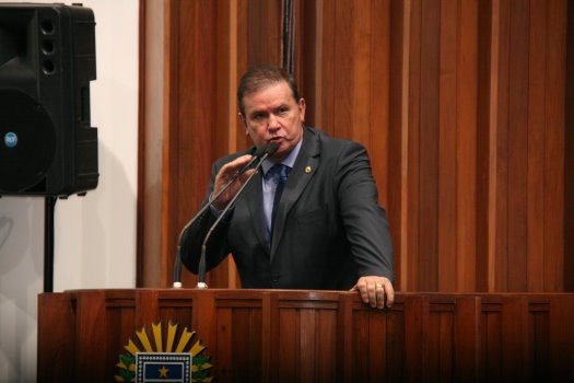 Deputado Eduardo Rocha, líder da bancada do PMDB, usa a tribuna na 1ª sessão de 2018