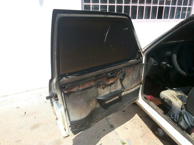 Fiat Uno que estava estacionado na frente de antigo supermercado é queimado na madrugada Fiat Uno que estava estacionado na frente de antigo supermercado é queimado na madrugada