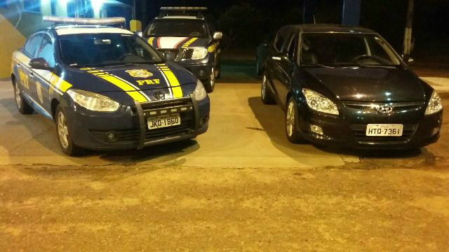 Carro roubado em  Itumbiara é apreendido pela PRF
