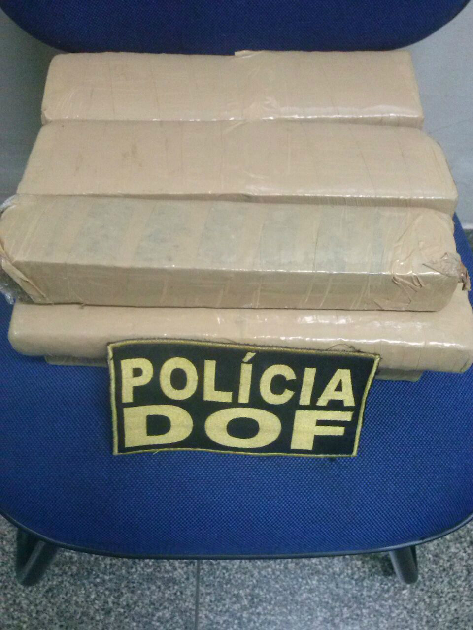 DOF apreende maconha com adolescente em ônibus DOF apreende maconha com adolescente em ônibus