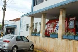 Rapaz vai cobrar dívida de homem e acaba ferido a tiros após discussão