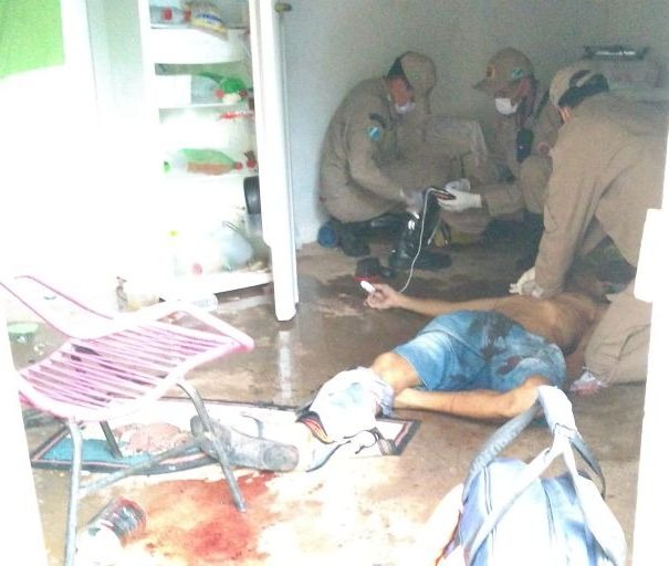 Homem morre com facada no peito; polícia vai investigar se foi homicídio ou suicídio Homem morre com facada no peito; polícia vai investigar se foi homicídio ou suicídio