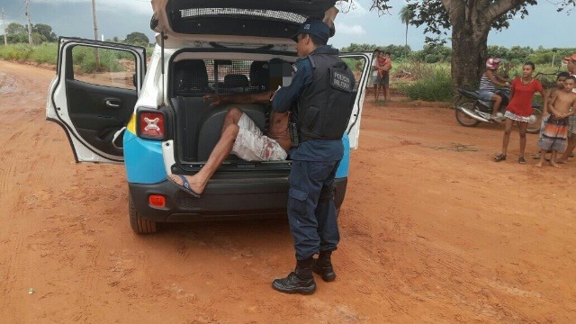 Motorista supostamente embriagado bate em poste no bairro Jardim das Violetas 