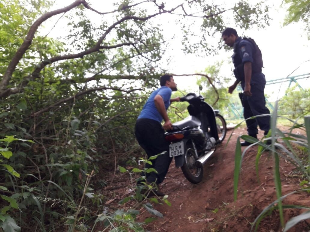 Denúncia leva polícia até moto abandonada em “buracão” Denúncia leva polícia até moto abandonada em “buracão”
