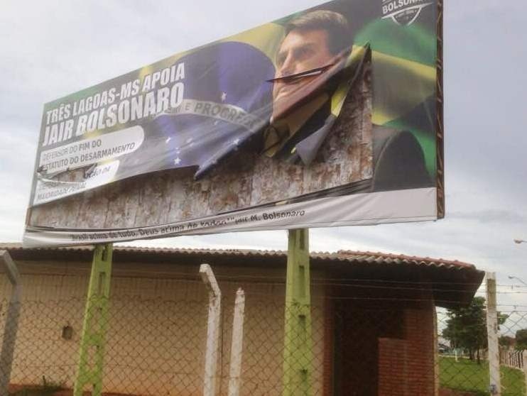 Rosto de Bolsonaro é cortado em outdoor; acredita-se que seja recado de anarquistas e antifascistas