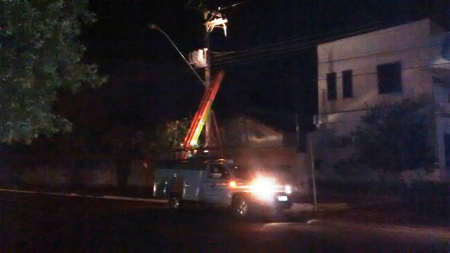 Com ventania, transformador entra em curto e cabo elétrico se rompe Com ventania, transformador entra em curto e cabo elétrico se rompe
