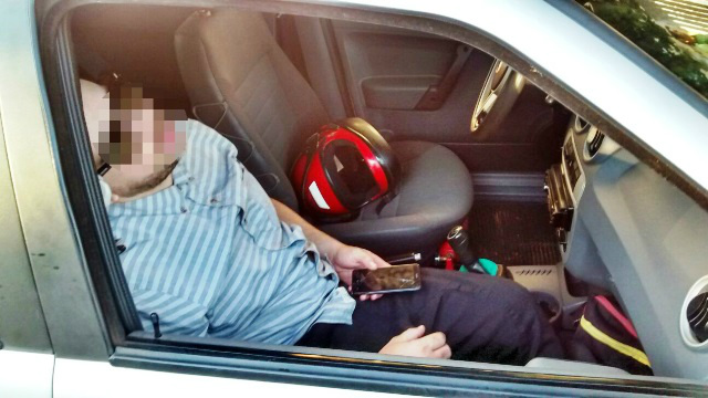 Professor com suspeita de embriaguez bate veículo e deixa amigo dormindo dentro do carro Professor com suspeita de embriaguez bate veículo e deixa amigo dormindo dentro do carro