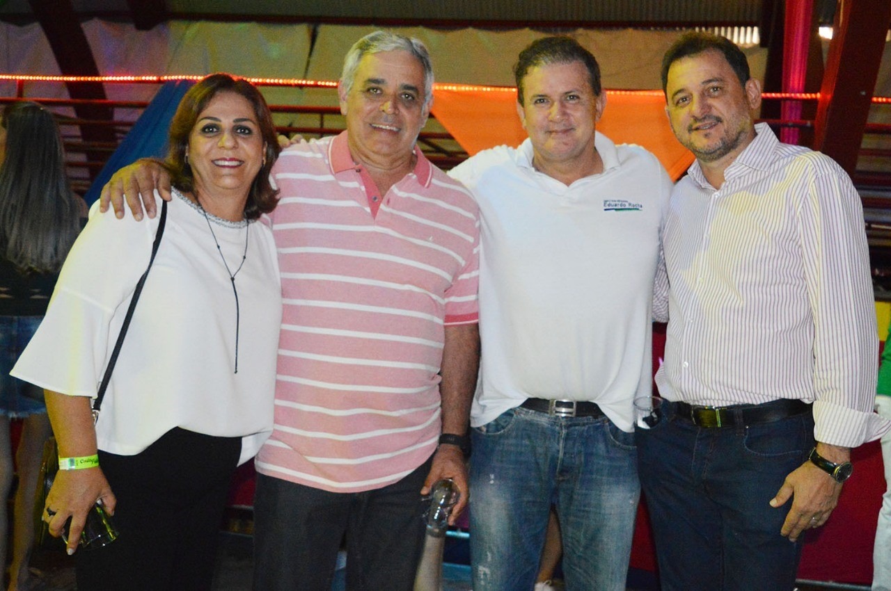 Deputado Eduardo Rocha janta com prefeito de Costa Rica e prestigia o Carnaval da cidade