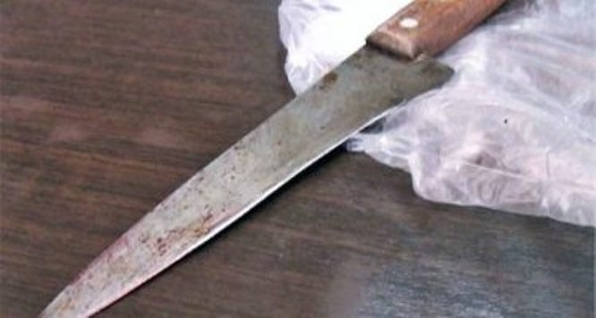 Casal briga e mulher se esconde no quintal para agredir companheiro com faca