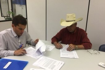 Prefeitura de Três Lagoas vai adquirir caminhões em convênio com a Caixa Prefeitura de Três Lagoas vai adquirir caminhões em convênio com a Caixa
