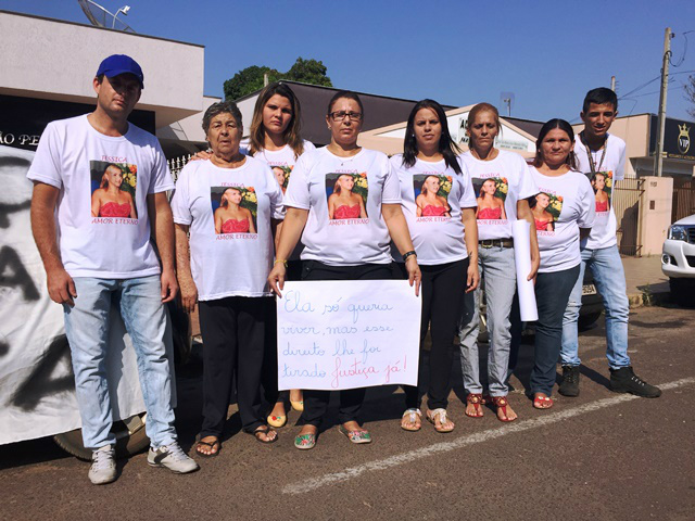 Família protesta na frente do Fórum; julgamento de padrasto que matou cabeleireira deve durar um dia Família protesta na frente do Fórum; julgamento de padrasto que matou cabeleireira deve durar um dia