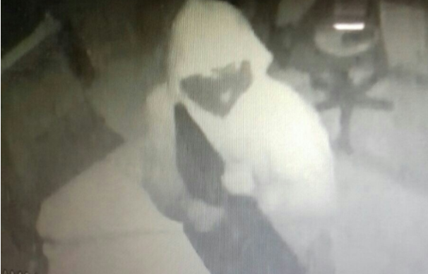 Câmeras registram ladrão invadindo e furtando laboratório 