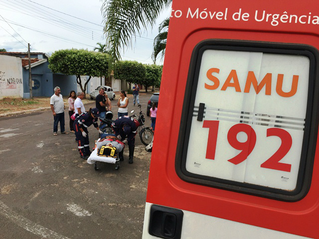 Motociclista é arremessado após impacto contra carro no Interlagos 