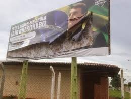 “Demos uma facadinha, já que não pega fogo”, diz universitário sobre vandalismo em placa do Bolsonaro “Demos uma facadinha, já que não pega fogo”, diz universitário sobre vandalismo em placa do Bolsonaro