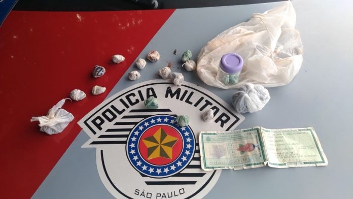Homem é preso após PM descobrir drogas escondidas em medidor de energia