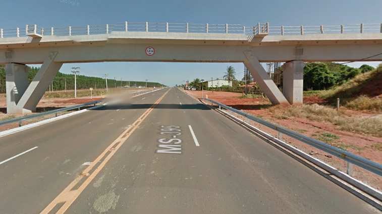 Caminhão carregado com máquina agrícola bate e danifica viaduto do contorno ferroviário 