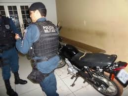 Após empinar moto, jovem é perseguido e preso pela polícia